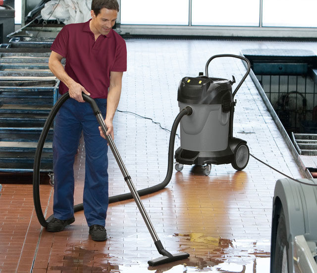 NT 70/1 vacuuming a workshop