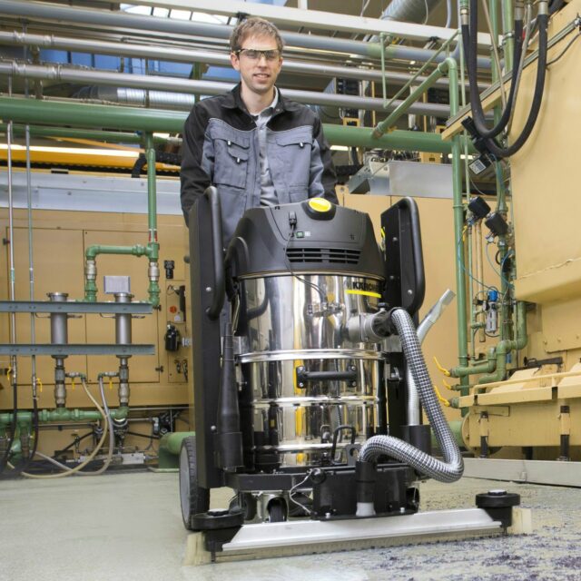 Kärcher industrial vacuum cleaner wipes the warehouse