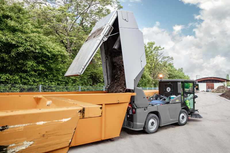 MC 250 road sweeper emptying